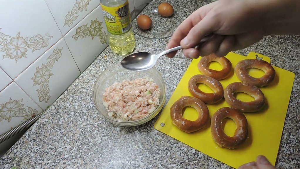 įdaryti beigeliai su sūriu