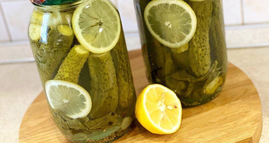 Traškūs citrina kvepiantys marinuoti agurkai