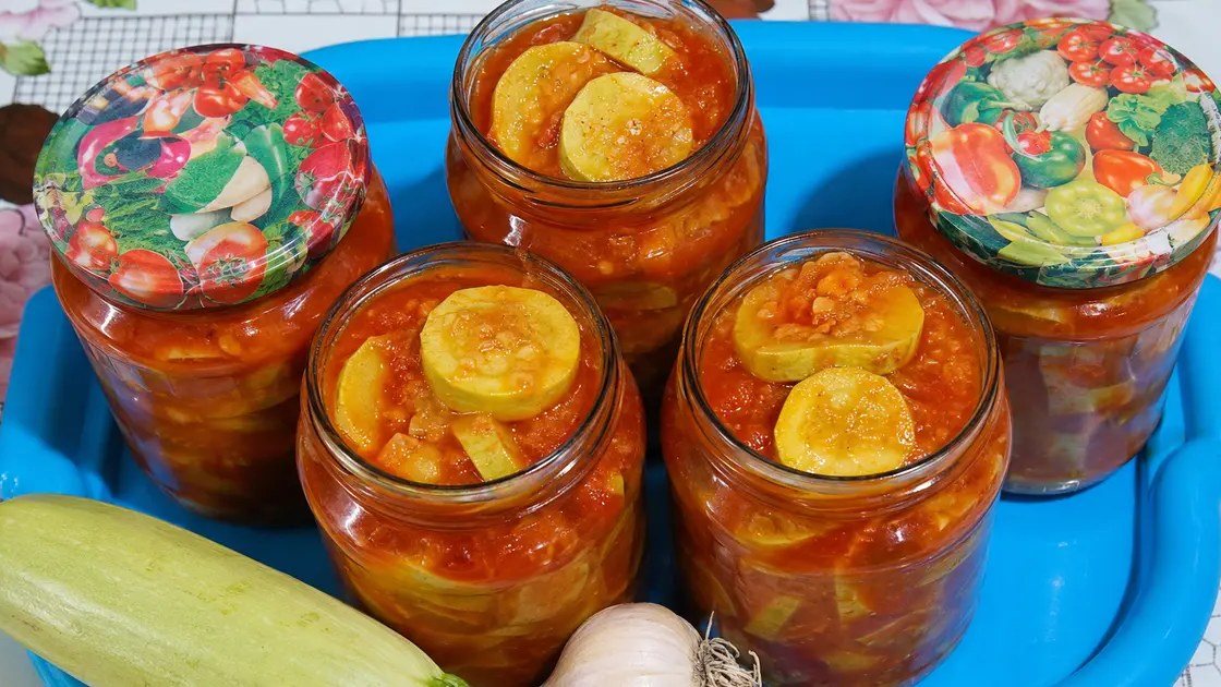 Padariau tik pabandyti – suvalgė akimirksniu! Cukinijos pomidorų padaže su česnaku