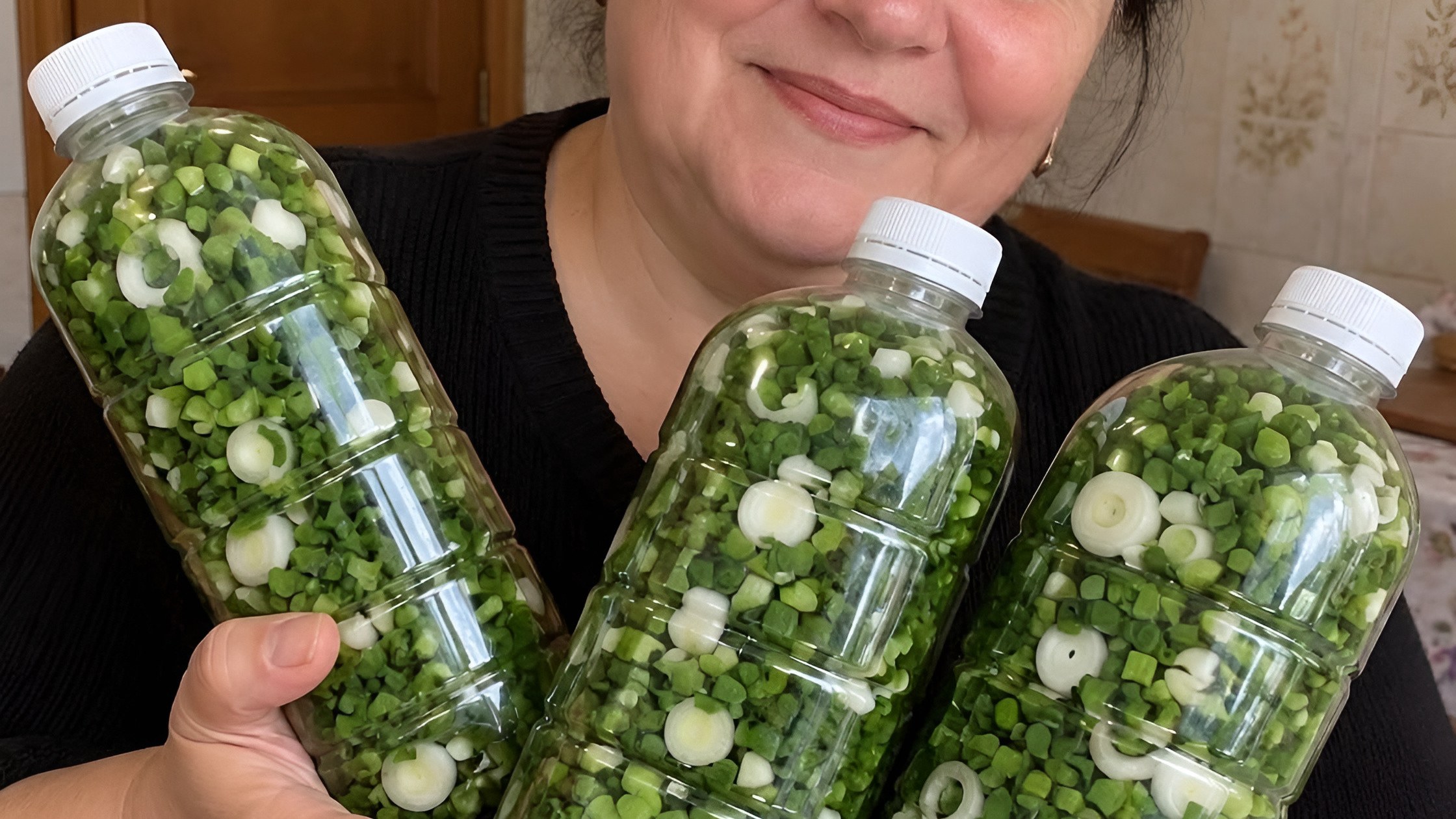 Kaip užšaldyti svogūnų laiškus žiemai, kad nesuliptų į ledo gumulą ir išsaugotų aromatą