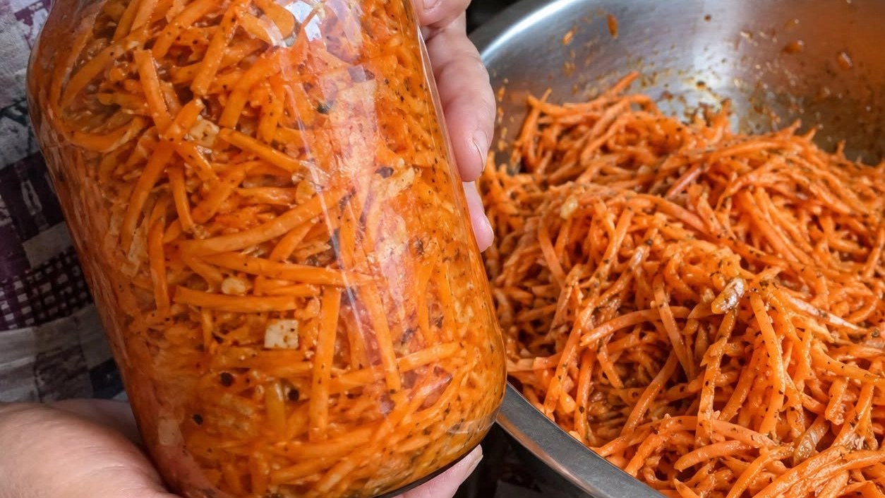 Irena korėjietiškas morkas daro iš 2 kg rudens derliaus: aštrios, traškios ir su česnaku – tik laiko jas ne sandėliuke
