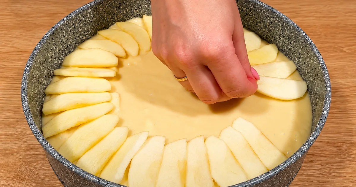 Viską sumaišai ir į orkaitę: puri šarlotė be kiaušinių ir pieno, tešla maišoma su vandeniu